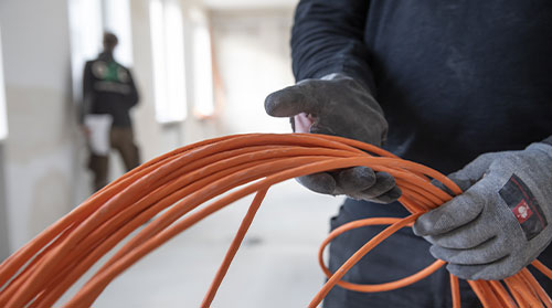 Wir verlegen Kabel und sorgen für ein umfassendes Stromnetzwerk. Für mehr Informationen über unsere Leistungen bei Elektrikarbeiten, spreche uns an.